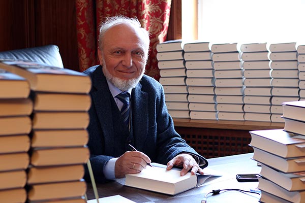 Hans-Werner Sinn signs his book (Photo: Romy Vinogradova, ifo Institut)